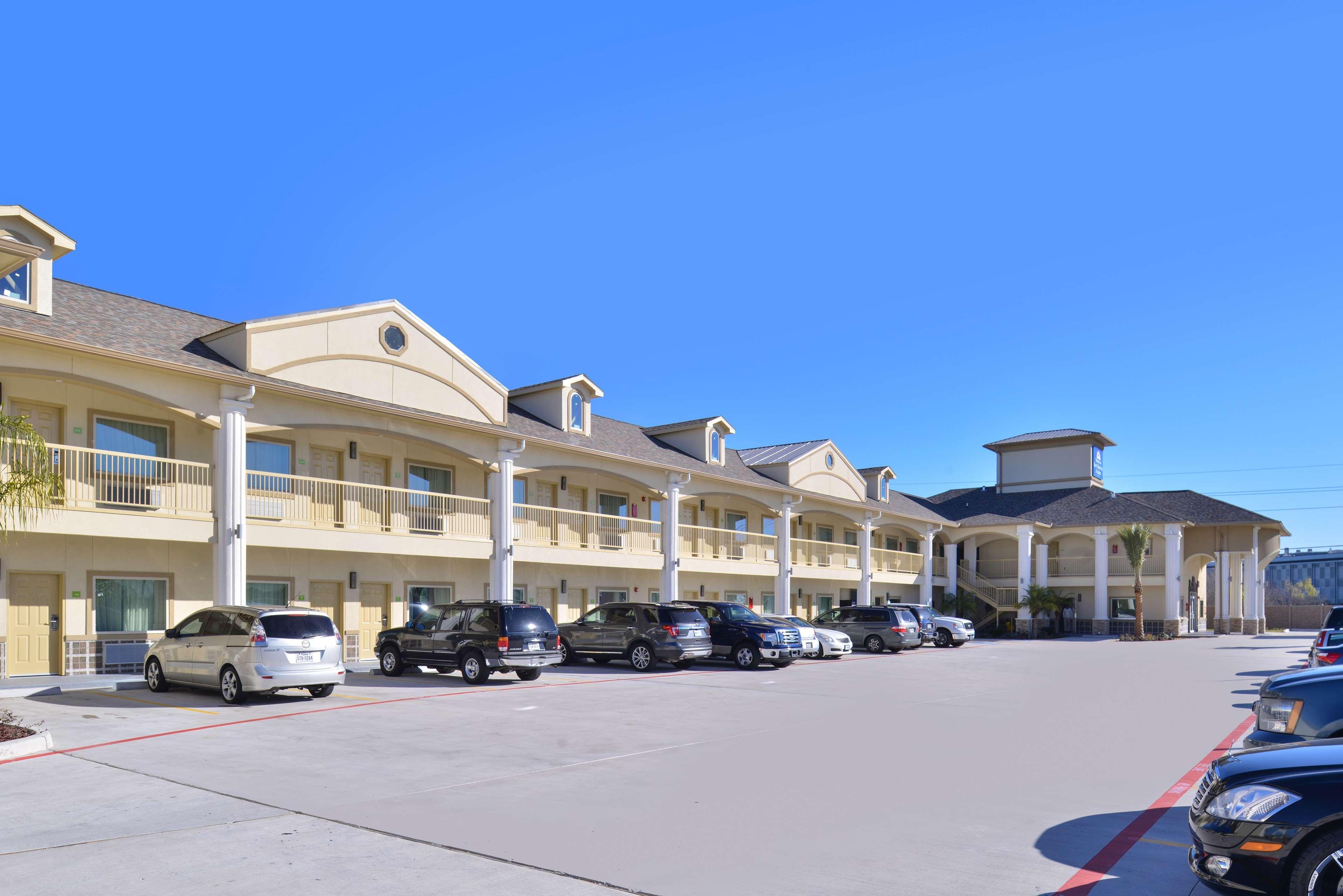 Americas Best Value Inn & Suites - Houston/Hwy 6 & Westpark Mission Bend Exterior photo